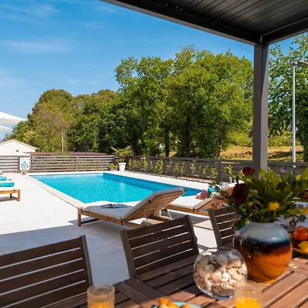 Διαμέρισμα Mala 2 Mit Pool Und Whirlpool Funtana