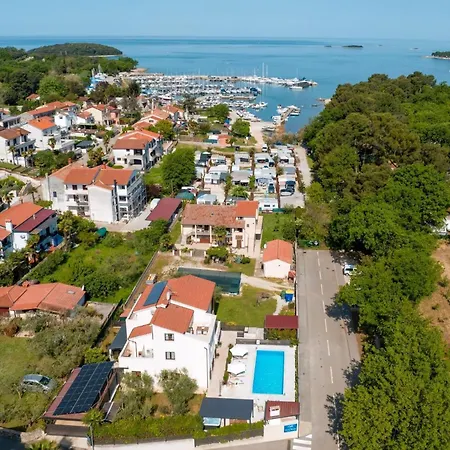 Mala 2 Mit Pool Und Whirlpool Funtana