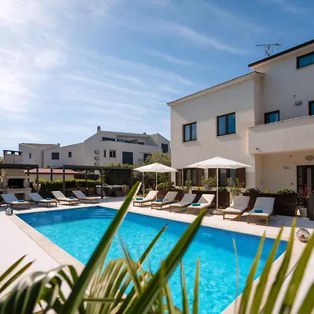 Mala 2 Mit Pool Und Whirlpool * Funtana