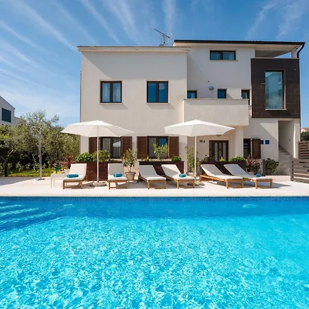 Apartment Mala 2 Mit Pool Und Whirlpool