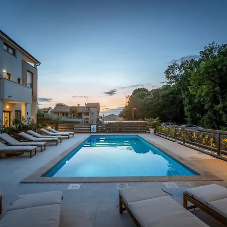 Apartment Mala 2 Mit Pool Und Whirlpool Funtana