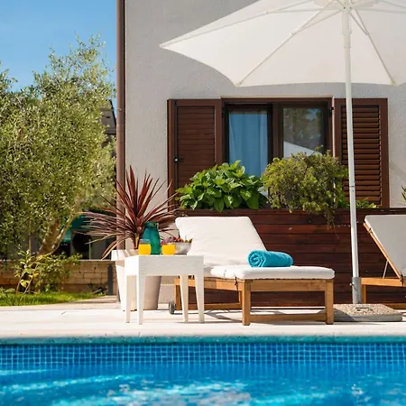 Mala 2 Mit Pool Und Whirlpool Funtana