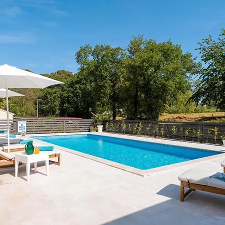 Apartment Mala 2 Mit Pool Und Whirlpool