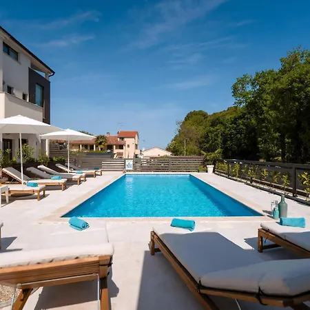 Mala 2 Mit Pool Und Whirlpool Appartement Funtana