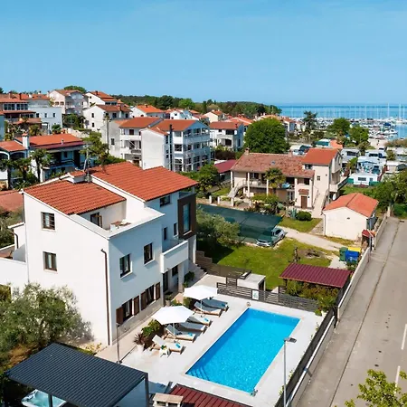 Apartment Mala 2 Mit Pool Und Whirlpool