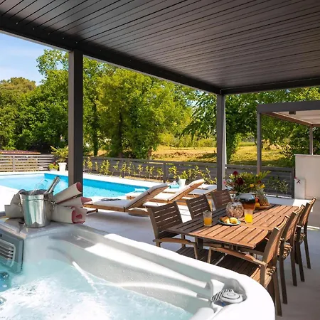 Mala 2 Mit Pool Und Whirlpool Funtana